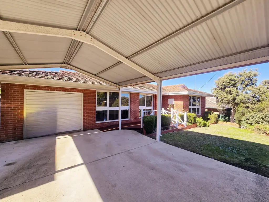 Quality home, 3 x 1 with 2 living spaces on the edge of town.