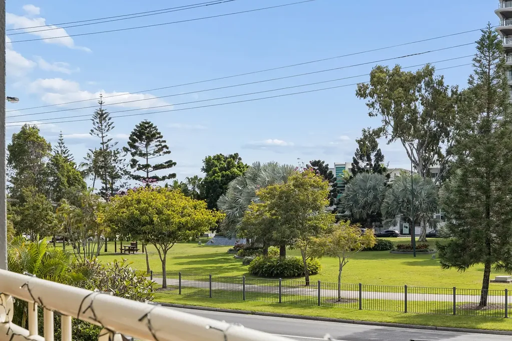 Surfers Paradise 2Moenga Spacious unit with view across park.
