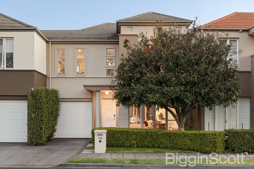 Port Melbourne 3房 Beacon Cove私享 海滩近邻 精致庭院 高端厨房 主卧带阳台 步行商圈 便捷生活 Elegant Family Sanctuary