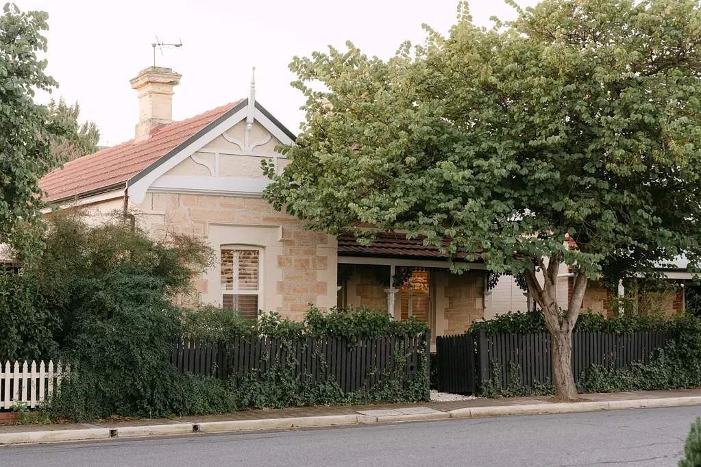 Unley 4 Slaapkamer A sandstone classic with a bold second act, right where Unley shines brightest…