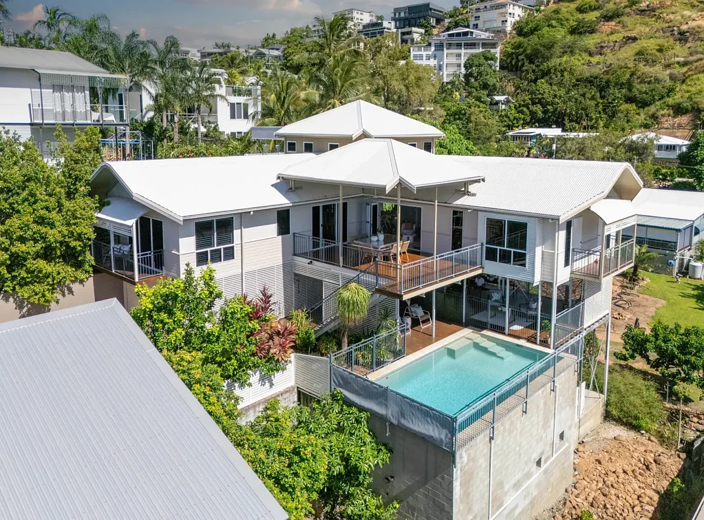 North Ward 4Zimmer Timeless Family Retreat with Ocean Views and Poolside Living in Prime North Ward Location