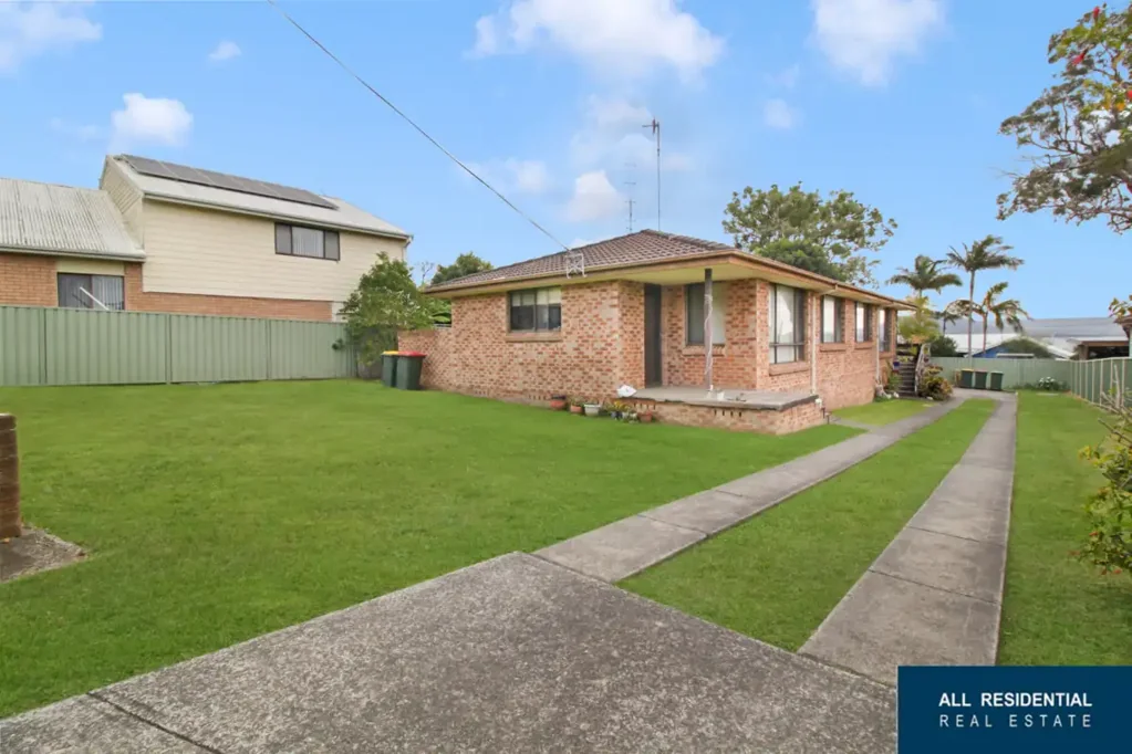 Oak Flats 4Zimmer Block of Two Flats with Development Potential on 822-sqm Block