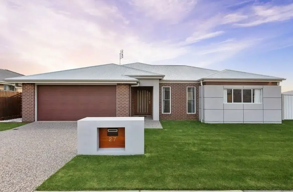 Stunning Executive Home with Huge Shed!!
