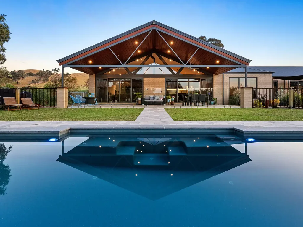 Bonnie Doon 4 Bedroom Luxury living on 8 acre oasis, moments from Lake Eildon!