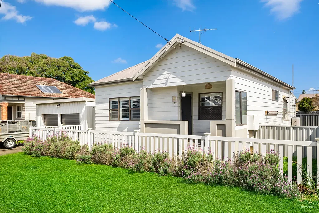 Mayfield 3房  Delightful Character Haven on a Wide Block in a Walkable Family-Friendly Pocket