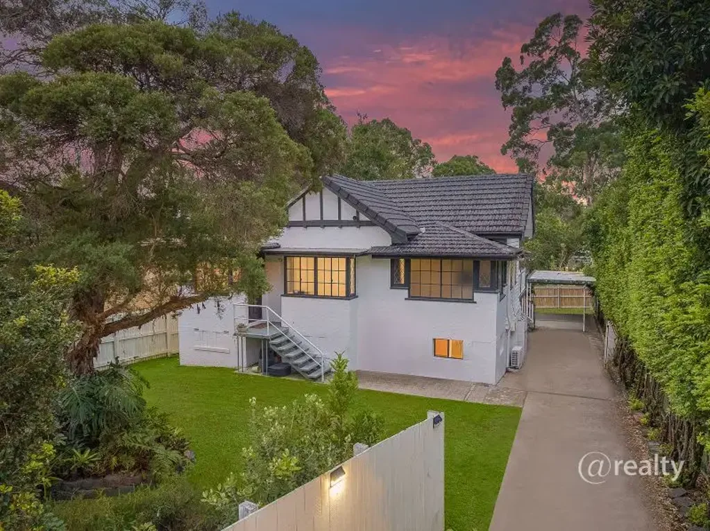Chermside West 3房 早期工艺雕花 9英尺高顶 宽敞主卧带步入式衣帽间 大型607平米地块 无地役权 邻近知名学校 西field近便 CHARMING RESIDENCE IN ULTRA CONVENIENT LOCATION SET ON A LARGE 607m2 BLOCK!