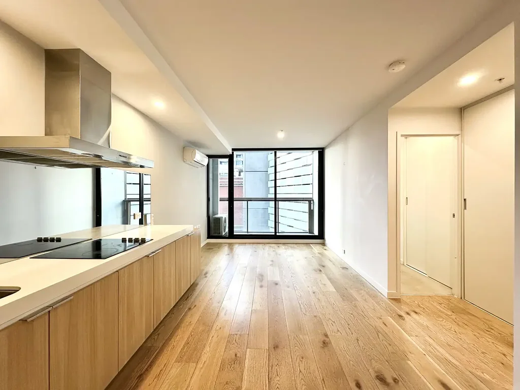 UNFURNISHED FLOORBOARD ONE BEDROOM ONE STORAGE APARTMENT LOCATED IN UPPER WEST SIDE MIDTOWN - MELBOURNE CBD !!!