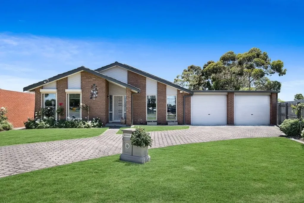 NEXT TO CRANBOURNE TRAIN STATION