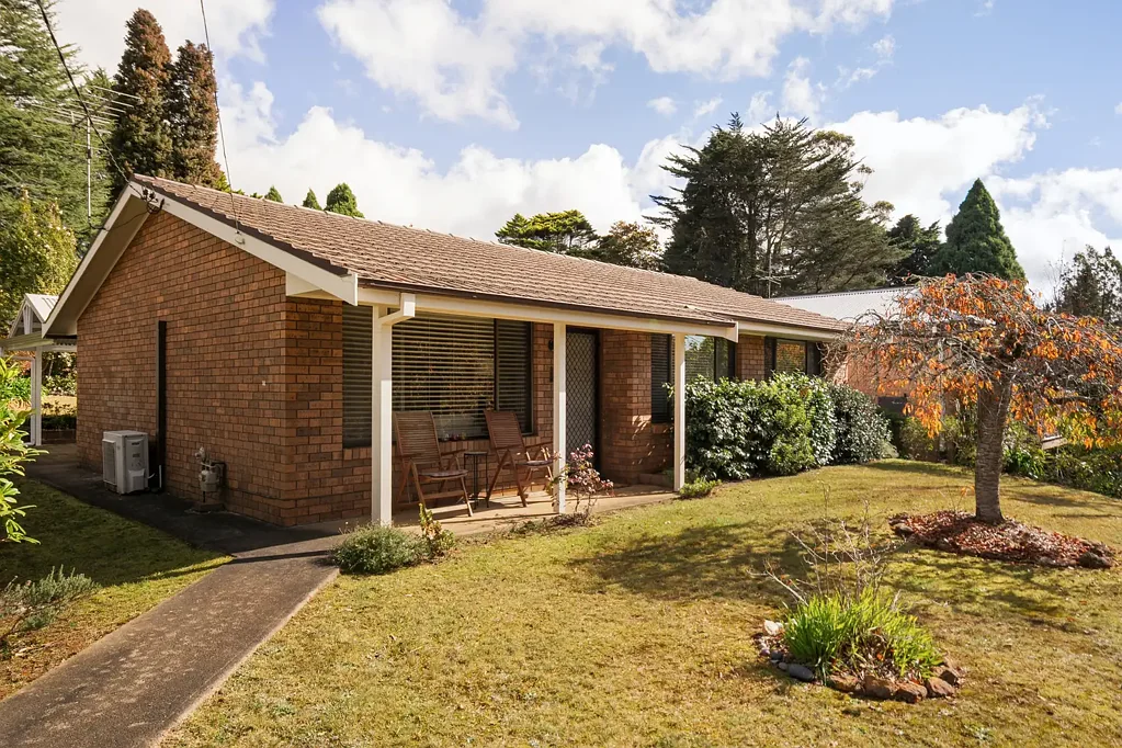 Wentworth Falls 3房 便捷位置 紧邻咖啡馆商店 交通便利 丛林徒步 开放式起居 功能厨房 太阳能节能 624㎡平地街角 全围栏低维护 成熟绿植后院 Low-Maintenance Living with Solar Efficiency and Outdoor Entertaining