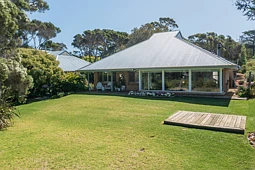 6 Rainbow Close, Ocean Beach