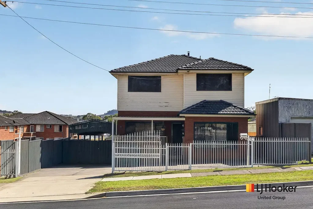 Campbelltown 5房 宽敞505.9㎡地块 面向保护区 双层空间丰富 街道外停车 双车库 家庭实用 前后甲板 开放厨房 四卧带储物 全屋空调 近学校商圈 Room for Everyone in a Prime Campbelltown Location