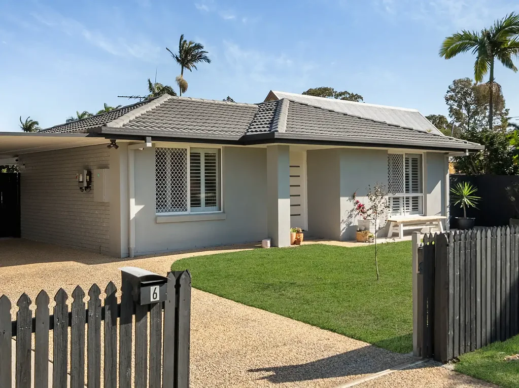Brighton 3침실 Stylishly Renovated Family Home with Pool, Side Access & Walk to the Waterfront!
