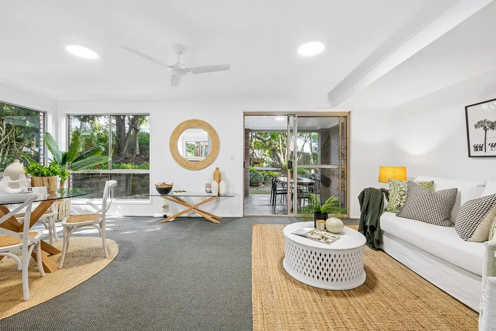 Biggera Waters 3Zimmer Refreshed Townhouse Living with a Beautiful Garden Backdrop