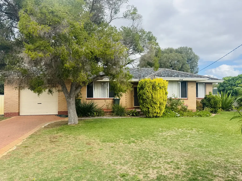 Spacious family home close to town