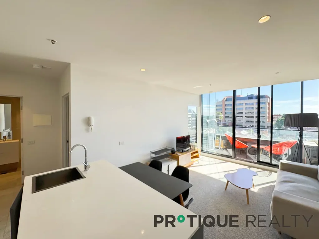 Collingwood I Furnished 2B1B with Car Space
Oxley Apartments.