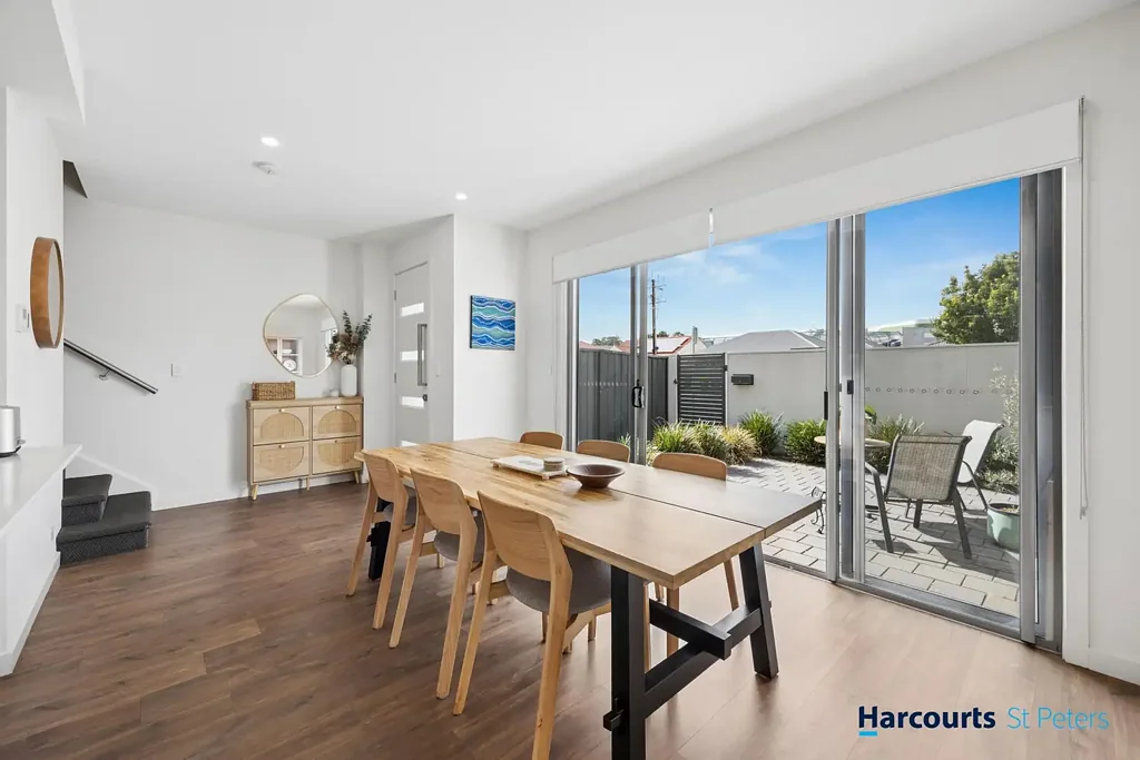 Woodville West 3 Slaapkamer Stylish, Low-Maintenance Townhouse in a Prime Western Suburbs Location