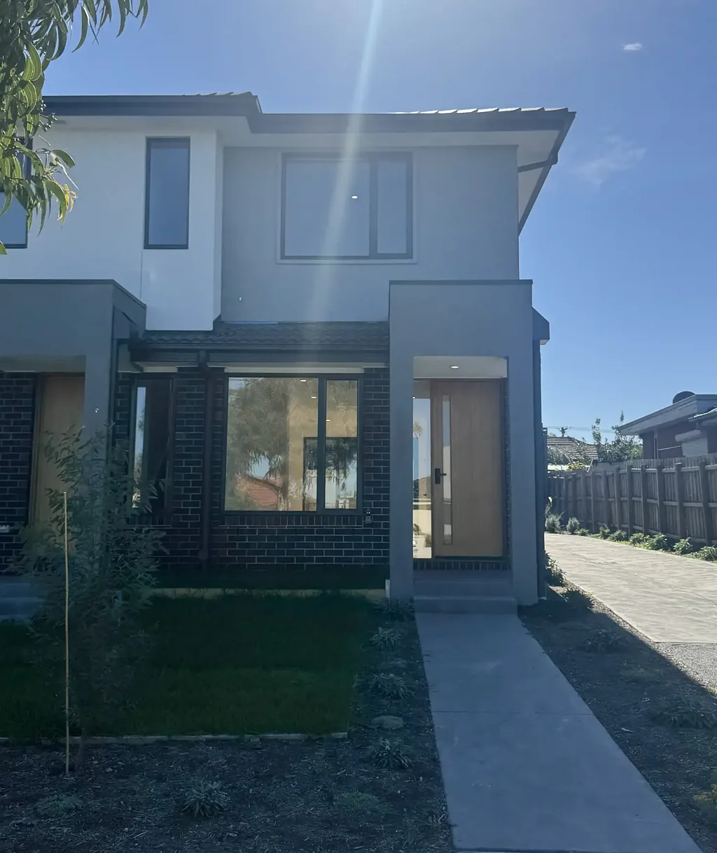 MODERN 2-BEDROOM TOWNHOUSE - YOUR PERFECT LIFESTYLE ADDRESS IN CLAYTON