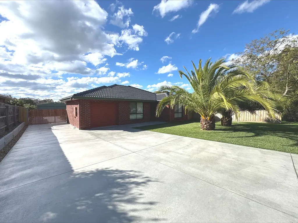 Modern Comfort & A Huge Backyard - Your New Sanctuary Awaits!