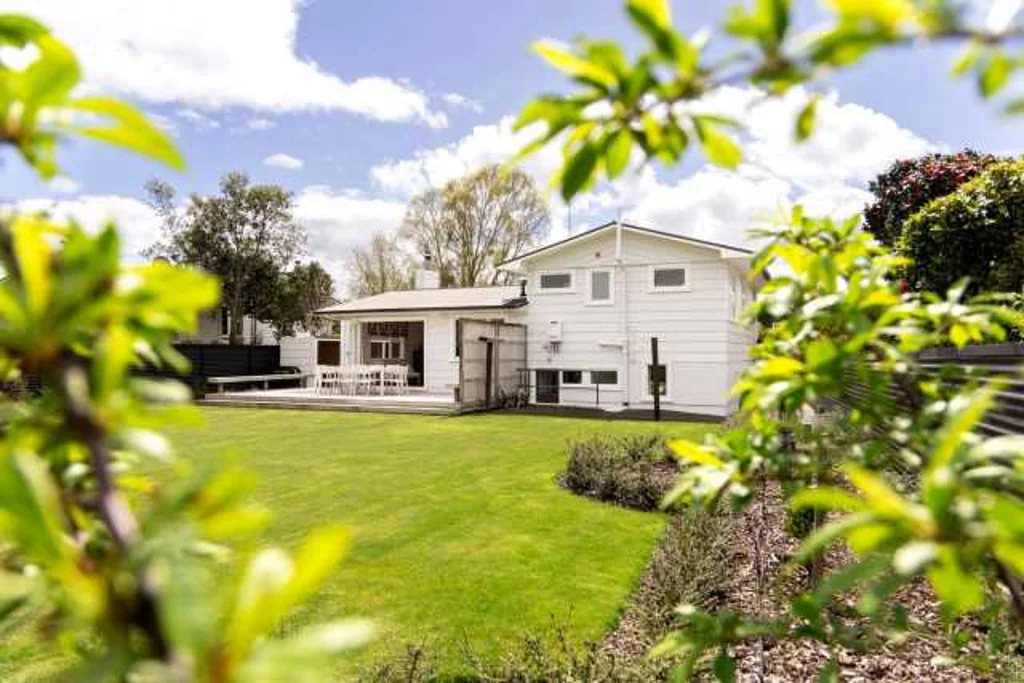 Hokowhitu 4 Bedroom Spacious Living & A Backyard to Love