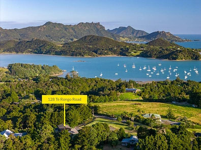 Parua Bay 3房  Views, Shed, Build Site, and a Saloon. Must Sell!