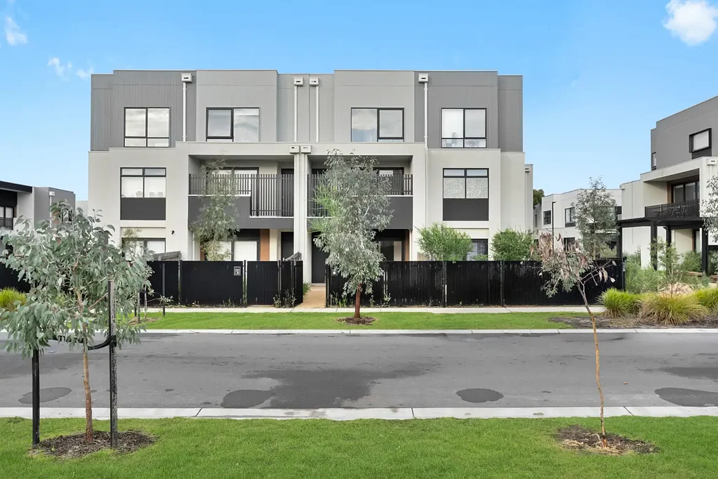 Carrum Downs 4房 四卧四卫联排 别墅 三层布局 主卧套间 阳台宽敞 低维护庭院 专用洗衣区 车库带通道 地理便利 A Rare Tri-Level Living Opportunity to Call Home