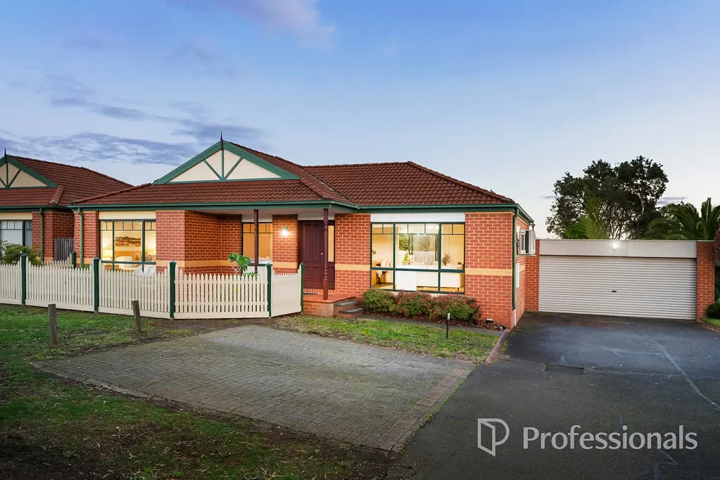 Wantirna South 3房 三居室宽敞明亮 主卧带步入式衣帽间和独立卫浴 私人庭院 供暖空调齐全 公校区域 交通购物便利 SPACIOUS SINGLE-LEVEL LIVING IN A PRIME KNOX LOCATION