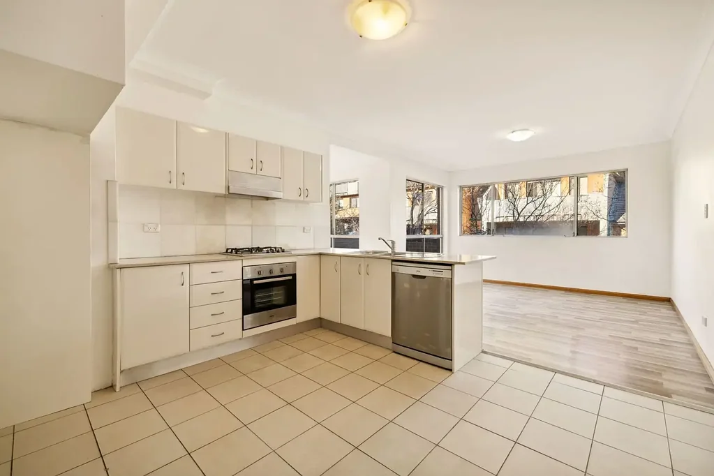 Top floor entertainer in a double brick block