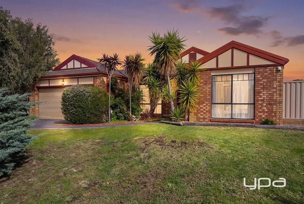 Melton West 3कमरा SPACIOUS FAMILY HOME ON 800M² (APPROX) WITH EXCEPTIONAL POTENTIAL!