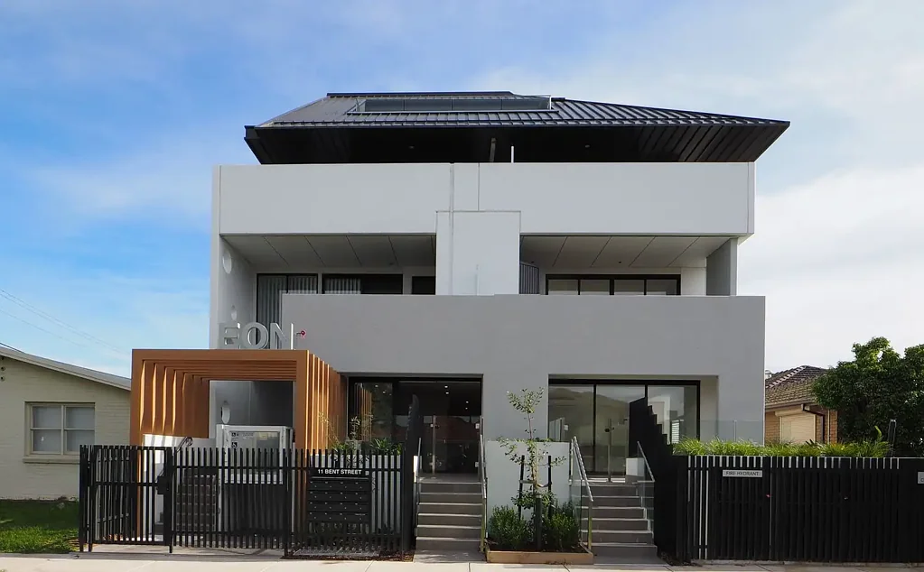 Modern First Floor Apartment Just 350 Metres from Altona Beach
