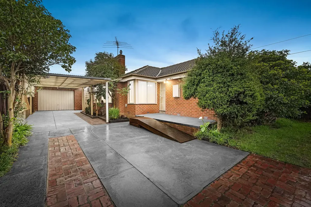 Thomastown 3房 翻新者的梦想，潜力无限 Renovator's Dream with Outstanding Potential
