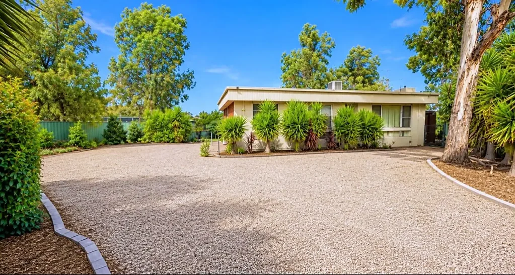 Epsom 4房  Family living in a prime position, complete with a bungalow set on a 990m2 block!