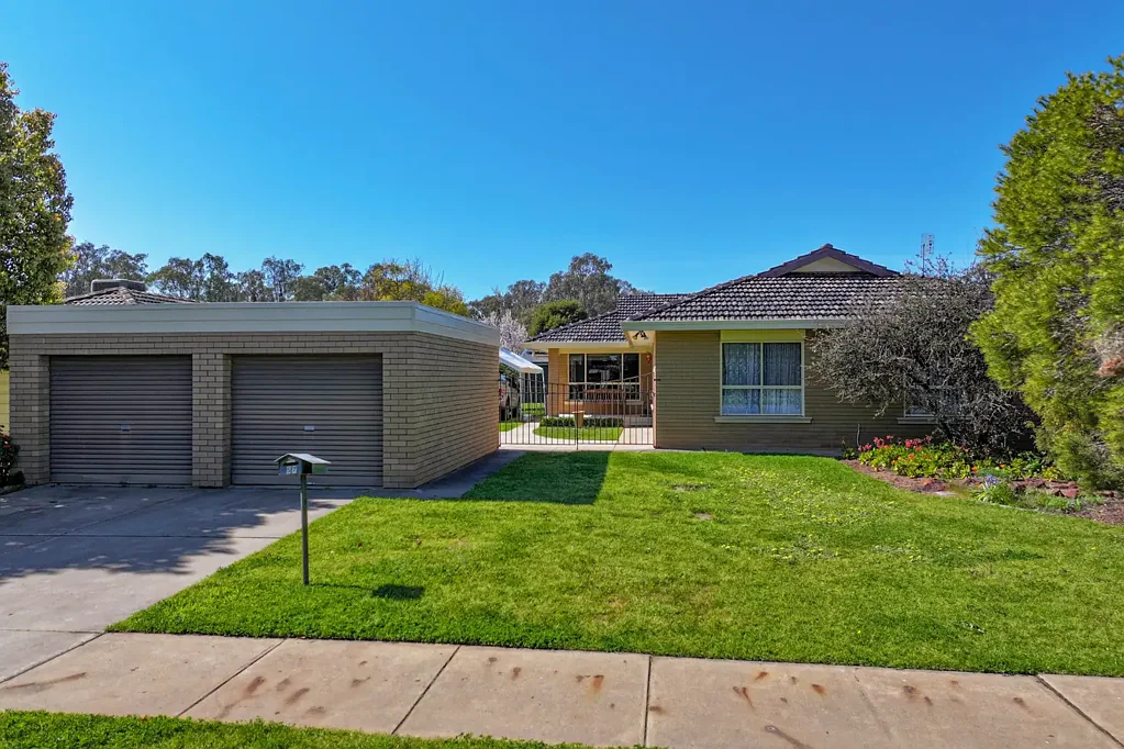 Rochester 3બેડરૂમ SPACIOUS BRICK VENEER HOME WITH EXCEPTIONAL SHEDDING & ROOM TO MOVE