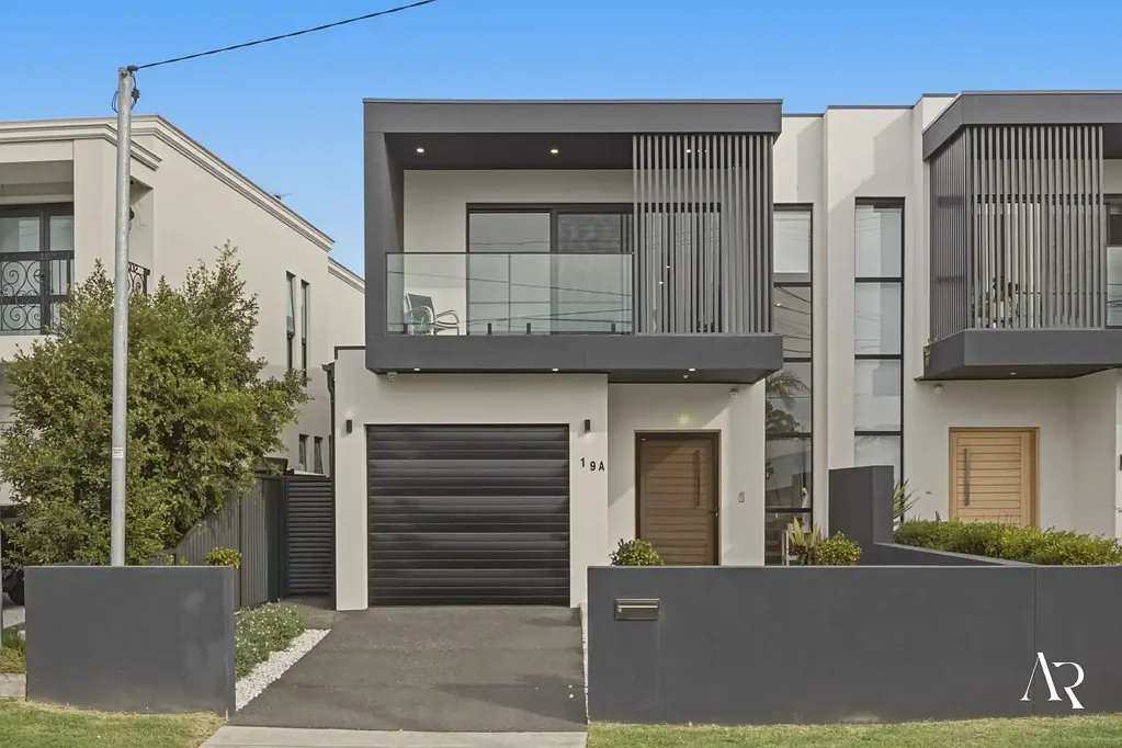 Revesby Heights 3Zimmer Contemporary Designer Duplex with Poolside Entertaining and Premium Finishes
