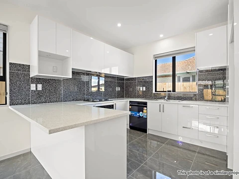 Papatoetoe 4房  STANDALONE!  NEAR NEW HOUSE IN PAPATOETOE!