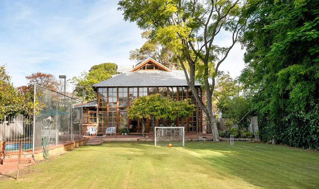 Claremont 5房  Character Verandah Residence - Rare Northern Tennis Court Landholding