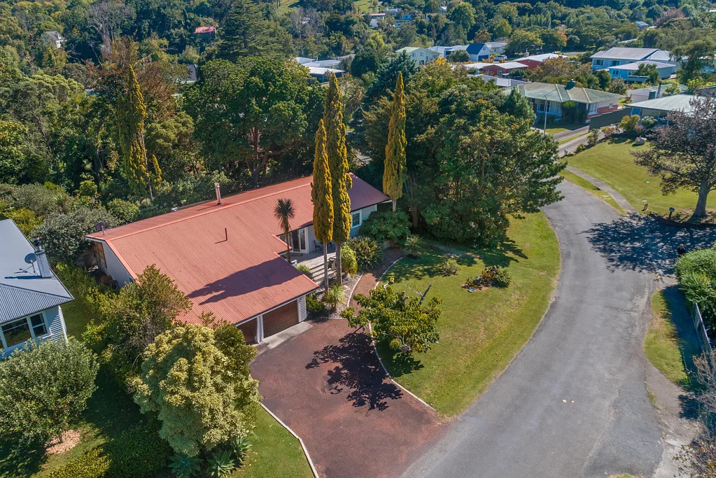 Inner Kaiti 4 Bedroom Blue-Chip Inner Kaiti living