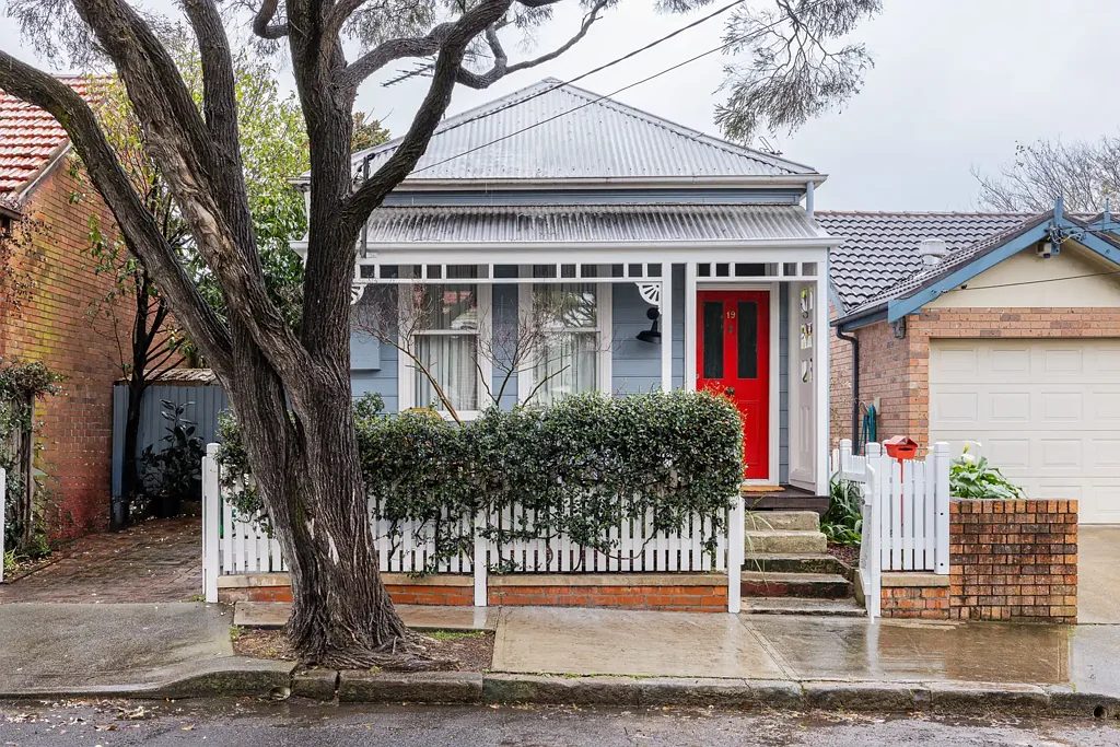 Sydenham 4 Slaapkamer Freestanding house with parking in a wide street close to Metro
