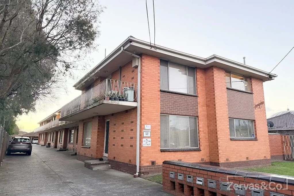 FURNISHED  -  NEAR SHOPS AND STATION