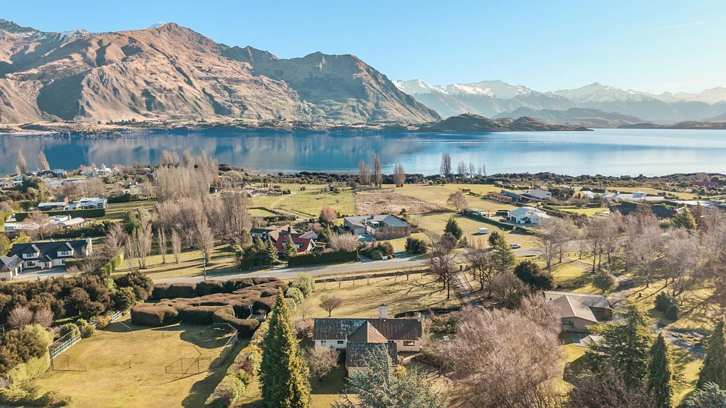 Wanaka 5房  Big Land. Big Views. Big Potential.