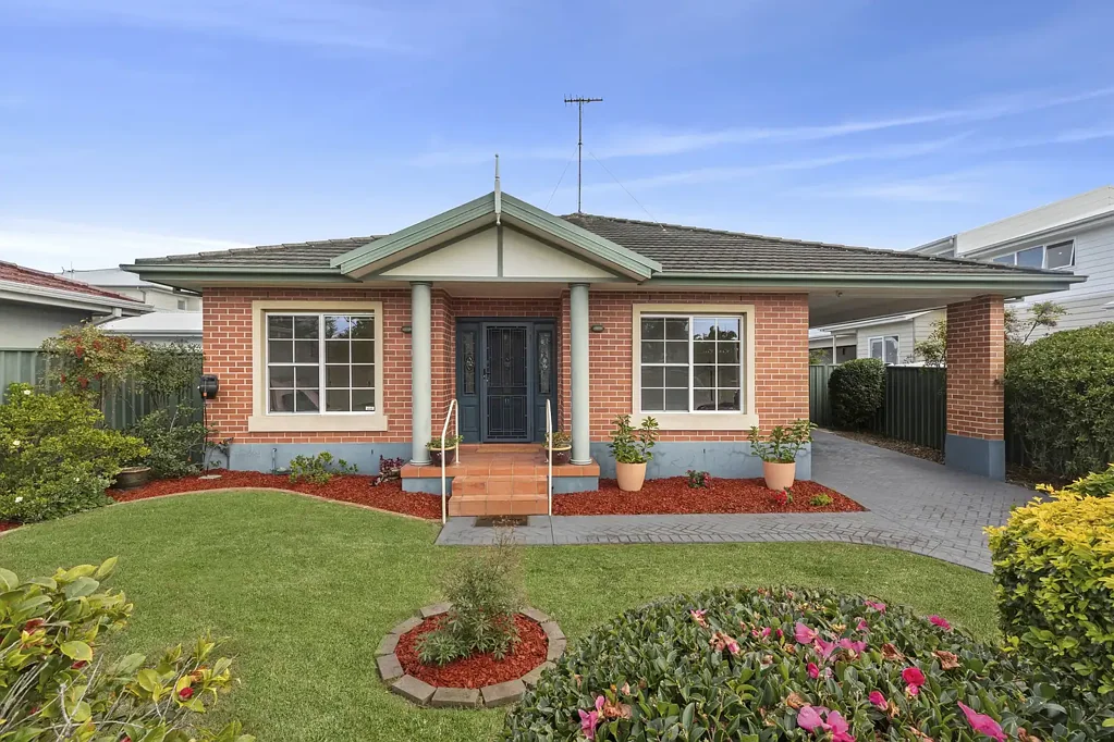Kirrawee 3房 安静死胡同 优质单层别墅 宽敞开放式客厅 厨房储物充足 主卧带套间 平整户外娱乐区 自动车库带车棚 近火车站商圈 Freestanding Villa in Prime Location