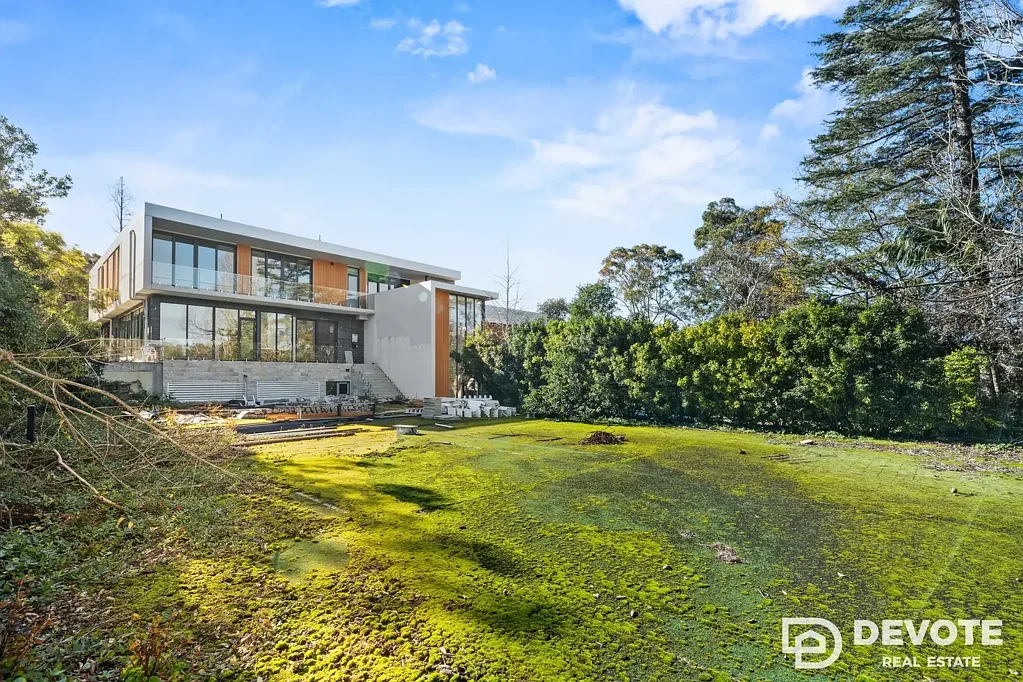 Killara 7房 Killara地标性三层豪华庄园，占地2,997平方米，位于久负盛名的专属区域，设有室内羽毛球场、室内游泳池和网球场 Landmark 3-Level Luxury Estate on a 2,997sqm Block in Killara's Prestigious Enclave Featuring an Indoor Badminton Court, Indoor Pool & Tennis Court