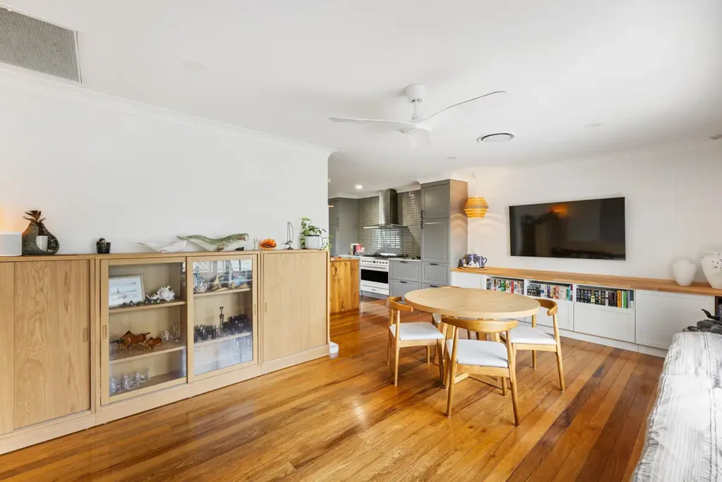 Furnished Three Bedroom Home - 400m to the Beach!