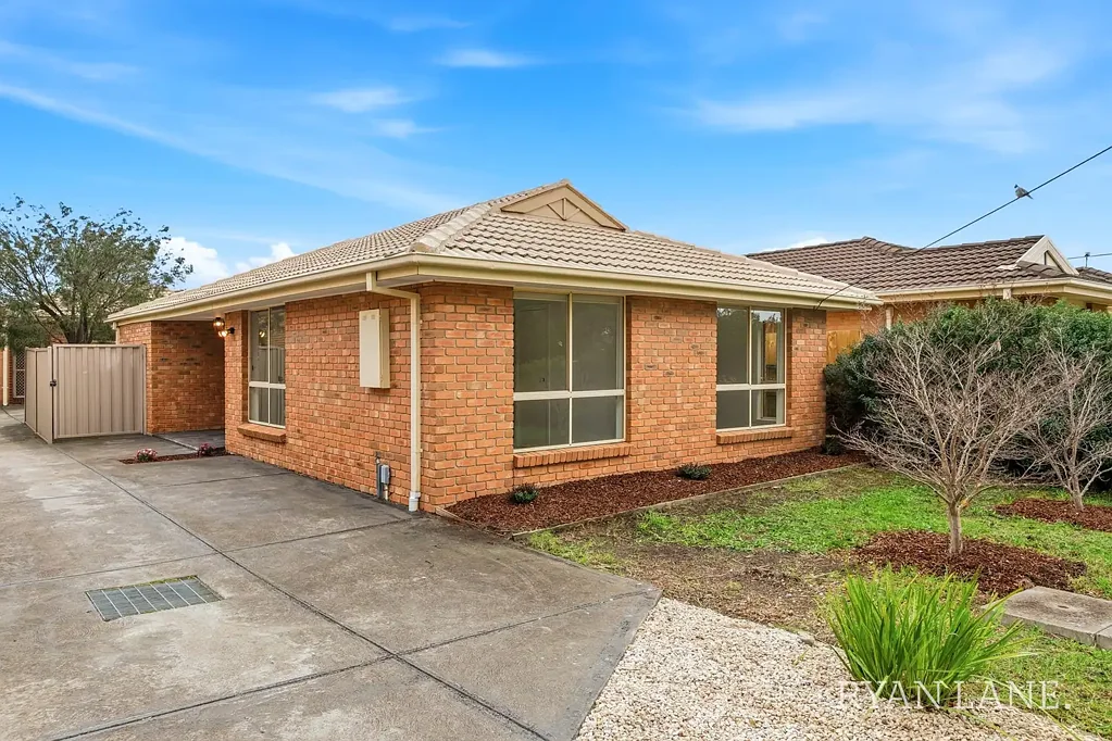 Altona Meadows 3房 中心地带住宅 宽敞243平米地块 三卧带柜 半独卫浴 明亮起居 全新漆布 功能厨房 燃气电炉 全年舒适 私密庭院 车棚安全停 步行商圈学校 Perfect Blend of Comfort, Convenience & Low-Maintenance Living