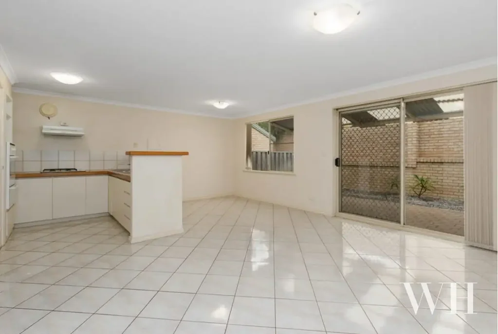 Easy-Care Living in a Convenient Como Location