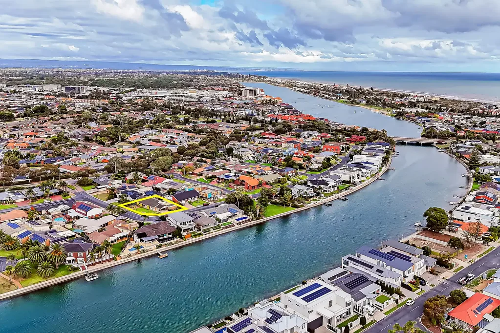West Lakes 4房  Prime Corner Opportunity in Prestigious Delfin Island