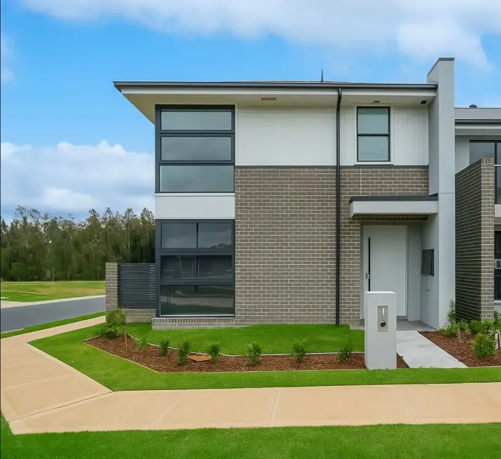 Catherine Field 4房 8周入住现房 4卧带柜 2.5卫独立浴缸 现代厨房石材台面 双车库 Torrent Title无物业费 Torrens title terrace house book it now..!!!