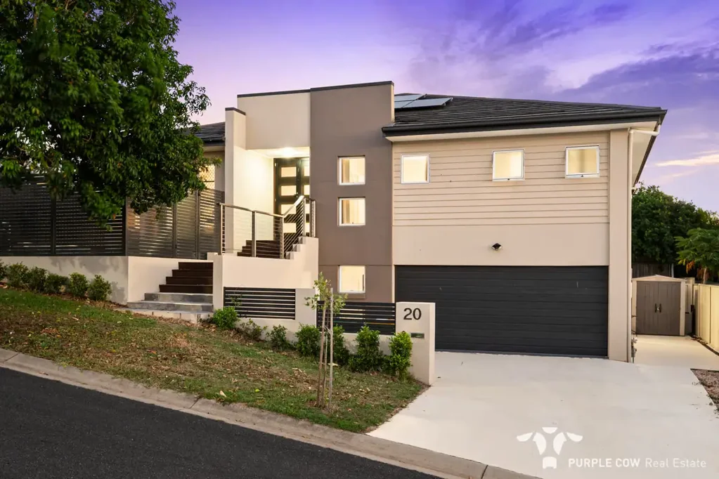 PARKLAND POSITION, POOL & MULTIPLE LIVING SPACES