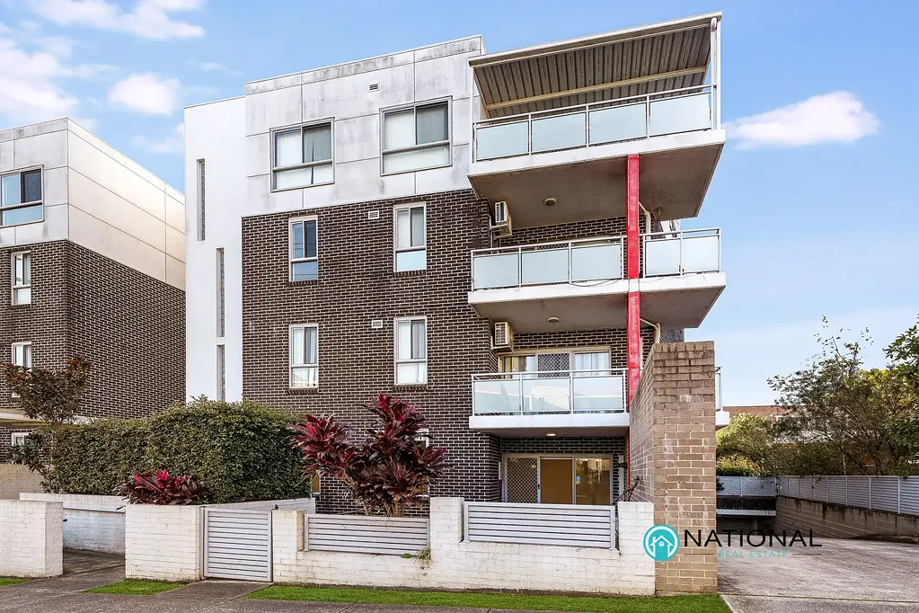 Ground Floor Convenience with Private Courtyard Access!