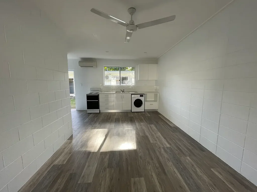 One bedroom unit - A stone's throw from the beach
