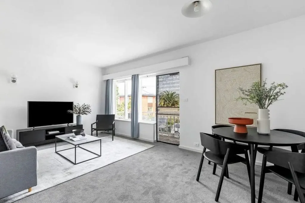 St Kilda East 3chambre 3 Bedroom 60's Elevated Solid Brick Apartment with bonus lock up garage.